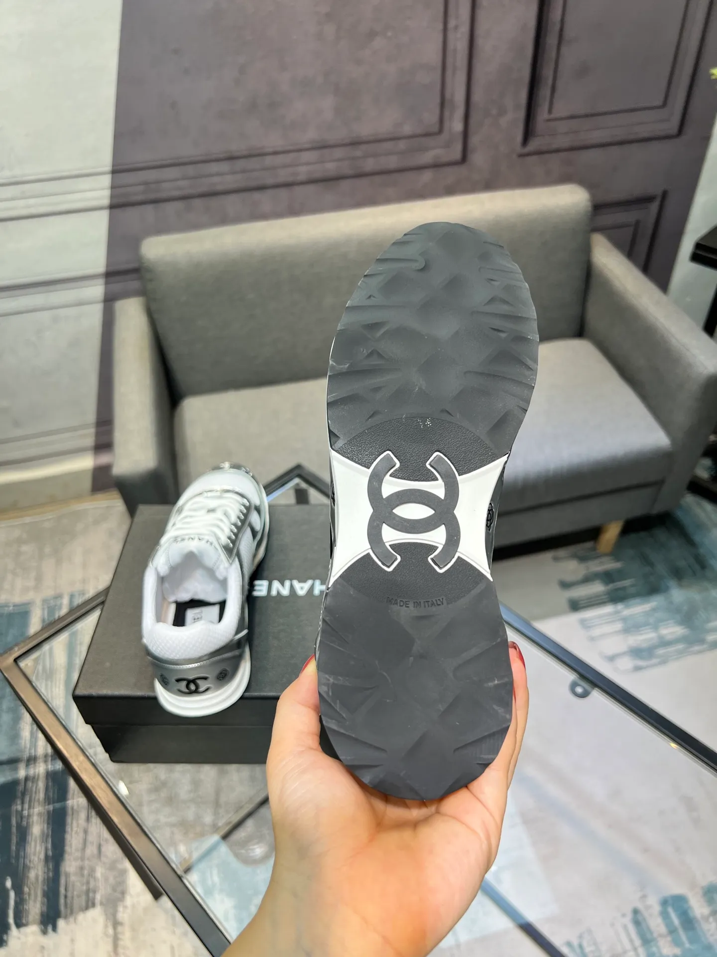 Men's men's shoes 💰640 Exclusive real shot (top version) CHANEL Chanel 2025ss color matching thick-soled casual sports shoes and sneakers. The counter is synchronized. The counter is very popular. A shoe that is very difficult to buy. The most popular thick-soled panda shoes on the Internet. It can be imagined that Xiaoxiang control can't miss it. It has both good looks and comfort. Simple and versatile white shoes. The thick sole increases the height and is super versatile. Close your eyes and wear it. Whoever wears it will look better. Upper: calfskin Lining: imported sheepskin lining Outsole: TPU original outsole Size: 35-44 (customized for women 41 and 40, and 45 for men)